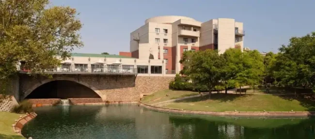 Exterior view of ANEW Hotel Roodepoort with landscaped gardens and lake in Johannesburg West Rand | Accommodation near Egoli Granite Grassland